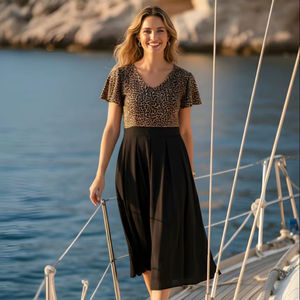 Vestido de Mujer con Estampado Animal Negro, Tela Crepé, Cuello en V, Manga Corta Acampanada, Largo Regular, Completamente Cosido, Estilo Occidental Elegante - Product Image 1