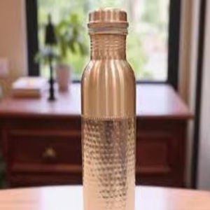 Botella de cobre para uso doméstico en aldeas, solución tradicional de almacenamiento de agua para la hidratación diaria y uso en la cocina. - Product Image 1