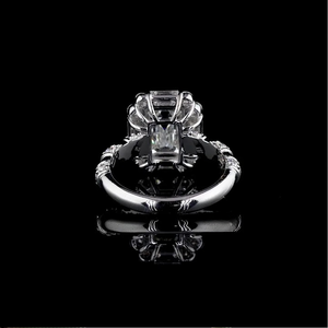 Bague en or blanc avec halo de diamants de laboratoire éclatants émeraude, certifiée IGI D-E & pureté VVS-VS, pour femme – Élégance et raffinement - Product Image 2