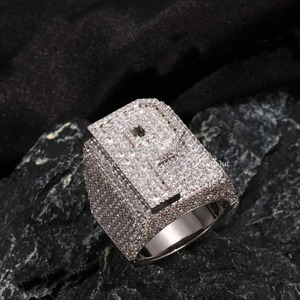 แหวนหมั้นฮิปฮอปประดับมอสซาไนต์แบบไอซ์  ทำจากเงินแท้ 925 ชุบโรเดียม  พร้อมสลักชื่อหรืออักษรย่อตามสั่ง แหวนตัวอักษรขนาดใหญ่สำหรับผู้ชาย - Product Image 5