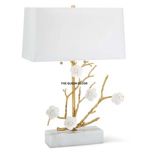 Lámpara de mesa y decoración para sala de estar con diseño floral, aspecto elegante, ramas chapadas en oro de alta calidad y color blanco. - Product Image 1