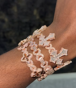 Pulsera de Moissanita y Diamantes en Oro Rosa con Patrón Cruzado, Cadena de Eslabones con Micro Pavé, Joyería Religiosa de Lujo, Unisex, para Uso Diario - Product Image 3