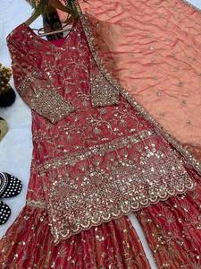 Robe de mariée indienne pakistanaise traditionnelle en soie rouge brodée pour femmes avec bordure dorée, longueur midi, coupe régulière - Product Image 3