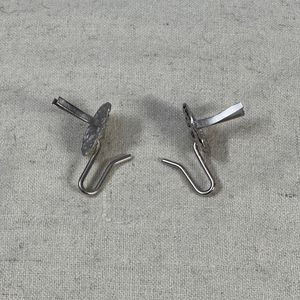 Estos broches o pines con cabeza de león en tono plateado son accesorios decorativos que se utilizan para realzar la ropa formal. Insignia para sombrero Shako. - Product Image 2