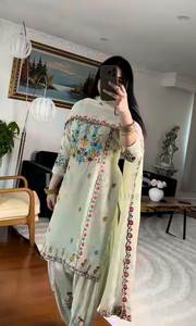 Ensemble Anarkali Salwar Kameez en Soie Chinon Pure de Style Culturel Gujarati, Couleurs Magnifiques, Très Apprécié, avec Dupatta, en Vente - Product Image 5