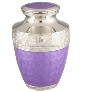 Urna de cremación de calidad superior pulida con esmalte exclusivo de venta rápida para cenizas con banda floral plateada y fichas a juego - Product Image 1