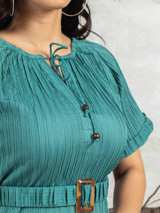 เดรสสีเขียวทรงพอดีตัว คอผูก แขนสั้น ความยาวระดับเข่า ชายกระโปรงบาน มีเข็มขัด ผ้าเครป - Product Image 2