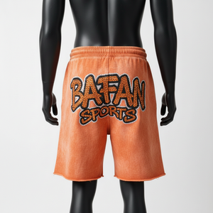 Shorts pour femmes en coton polyester molletonné, délavé à l'acide, couleur orange, avec logo brodé et strass thermocollés - Product Image 2