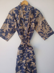 Robe Kimono Longue en Coton Bleu Marine à Motifs Floraux, Col en V, Manches Longues, Poche Avant – Vente en Gros Fabricant - Product Image 2