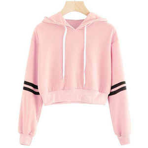 เสื้อฮู้ดครอปสีชมพูสำหรับผู้หญิง เสื้อสเวตเชิ้ตมีฮู้ด แขนเสื้อลายทาง พร้อมโลโก้แบบกำหนดเอง สไตล์สตรีทแวร์ - Product Image 1