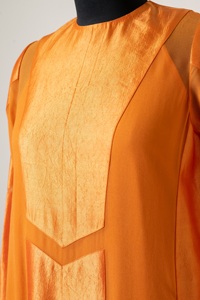 Robe de soirée longue pour femme, de créateur, avec col haut et accent de superposition structurée, fabriquée par un fabricant indien - Product Image 6
