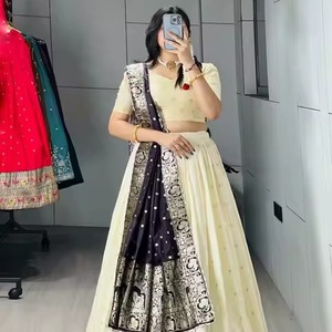 Ensemble de lehenga de mariage en soie Paithani de bonne qualité avec bordure Zari richement brodée et dupatta tissé contrastant pour femmes - Product Image 1