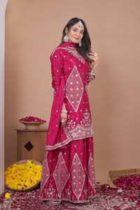 Ensemble trois pièces pour femme : costume Sharara en chinon entièrement cousu avec kurta brodée de sequins et dupatta assorti - Product Image 3
