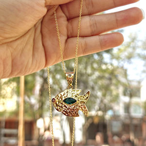 Collar de joyería con diseño de pez, colgante de pez dorado con gema hidrofacetada, textura martillada, metal de latón chapado en oro - Product Image 2