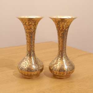 Vase unique en laiton à large ouverture avec des gravures florales émaillées colorées en rouge et vert. Disponible au prix de gros. - Product Image 3
