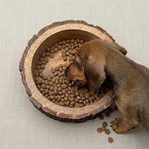 Comedero Elevado de Madera Rústica para Perros y Gatos con Borde de Corte Natural y Acabado Pulido, Plato Ecológico para Alimentación - Product Image 3