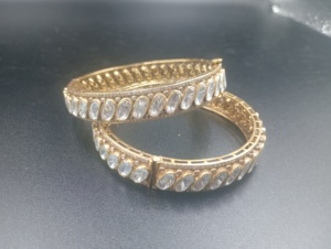 AMAIRA JEWELS SM-932 Brazalete de Oro Laminado para Mujer con Cristales de Corte Ovalado, Engaste de Canal y Piedras Polki, de Moda para Compromiso - Product Image 2