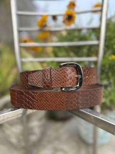 Cinturón Casual de Cuero Hecho a Mano de Primera Calidad con Acabado Grabado en Cocodrilo, Detalle Bordado y Hebilla de Acero - Product Image 3