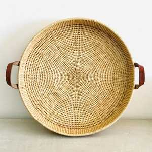 Bandeja de Servir Rectangular de Ratán Pintada a Mano con Diseño Bohemio Indio, Apta para Lavavajillas, Ecológica y Multiusos - Product Image 1