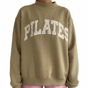 เสื้อคอกลมสีเขียวมะกอกสำหรับผู้หญิง พร้อมลายพิมพ์ตัวอักษร Pilates ลายดอกไม้ เสื้อคอเต่าปักลายตัวอักษรสีสันตัดกันสำหรับผู้หญิง - Product Image 2
