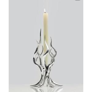 Porte-bougie classique en métal doré poli, parfait pour les intérieurs traditionnels, la décoration contemporaine et les collections de cadeaux élégants - Product Image 2