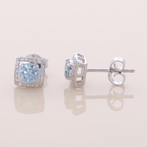 Boucles d'oreilles halo en diamant bleu rond cultivé en laboratoire certifié IGI, or 14 carats, élégantes et luxueuses - Product Image 3