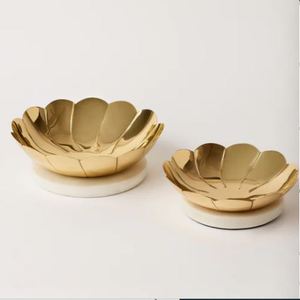 Bols en forme de fleur dorée avec base en marbre, faits à la main, nouveau design, bols à salade et à fruits, style glamour, métal poli, passe au lave-vaisselle, respectueux de l'environnement - Product Image 1