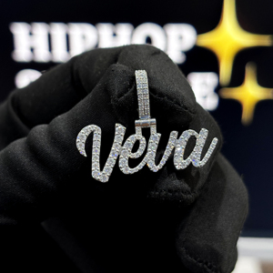 Colgante y dijes personalizados de moissanita con nombre en cursiva estilo 'Iced Out', de Plata de ley 925, dije de collar con letra tipo guion, unisex - Product Image 3