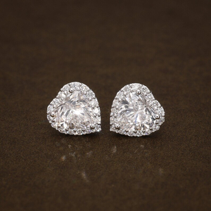 Élégantes boucles d'oreilles clous en forme de cœur avec halo de diamants de laboratoire, 2,43 carats, diamants solitaires certifiés IGI, taille ronde, bijoux cadeau - Product Image 2