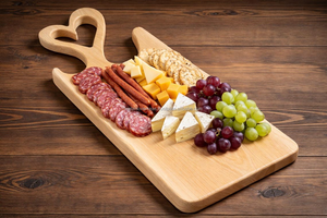 Planche à charcuterie moderne en chêne naturel durable avec poignée en forme de cœur, planche de service en bois pour fromages, viandes, collations et usage en cuisine - Product Image 5