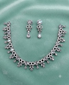 Parure de collier double cercle de créateur avec diamants américains, pierres rectangulaires, pendentifs feuille marquise et boucles d'oreilles assorties pour les soirées - Product Image 6