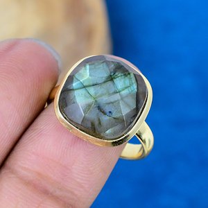 แหวนพลอยลาบราดอไรต์ทรงสี่เหลี่ยมทำมือจากธรรมชาติ ชุบทอง 18k บนตัวเรือนเงินแท้ 925 - Product Image 3