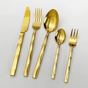 Des couverts dorés de qualité supérieure, au design intemporel, qui garantissent que ces ustensiles ne se démoderont jamais, même si les tendances changent. - Product Image 6