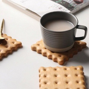 Ensemble de sous-verres en bois en forme de biscuit, design craquelin mignon, dessous de verre en bois massif pour tasses à café, nouveauté décorative de table - Product Image 5