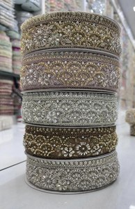 Exquisito Encaje Floral con Adornos de Perlas y Bordado Metálico, Diseño Romántico y Elegante, Ecológico - Product Image 3