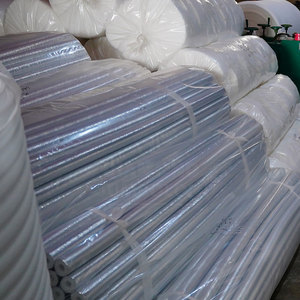 ฉนวนกันความร้อนแบบม้วนเคลือบฟอยล์ยืดหยุ่นสำหรับท่อ HVAC หลังคา และผนัง น้ำหนักเบา - Product Image 1