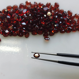 โกเมนสีแดงธรรมชาติ 4x3 มม. รูปไข่ คุณภาพดีที่สุด พลอยเม็ดเดี่ยวสำหรับทำเครื่องประดับ - Product Image 1