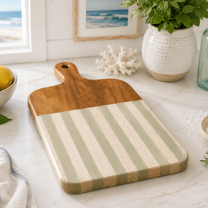 Planche à découper en bois d'acacia magnifique avec un élégant motif à rayures vertes sauge, poignée supérieure en forme de palette et trou de suspension - Product Image 4