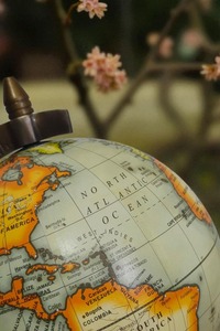 Globe terrestre en laiton avec carte antique, support trépied décoratif, décoration nautique pour bibliothèque, bureau, cadeau de voyage - Product Image 2
