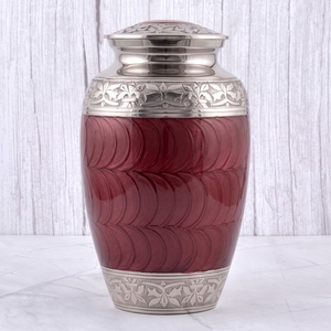 Urna funeraria de latón grabada en rojo y plateado para cenizas humanas, con superficie brillante, para memoriales funerarios y entierros. - Product Image 1