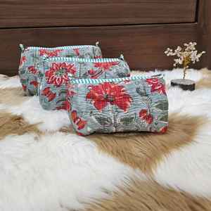 Pochette de toilette matelassée Kantha imprimée à la main avec fermeture éclair, sac en tissu de coton à imprimé floral pour femmes, ensemble de trousses de maquillage - Product Image 6