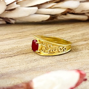 Bague Bohème Tendance en Filigrane et Pierres Précieuses pour Femme, en Laiton Plaqué Or 18K, avec Onyx Rouge en Spirale – Vente en Gros/OEM/ODM - Product Image 6