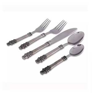 Elegante juego de cubiertos metálicos para mejorar la experiencia gastronómica en hogares, restaurantes y hoteles. - Product Image 1
