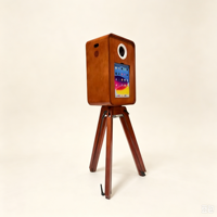 Nouvelle cabine photo en bois de style vintage 2026, compatible avec les appareils photo reflex numériques et les étuis pour iPad. Option d'ajout d'un système audio Marshall.