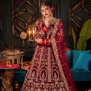 Lehenga Choli de Terciopelo de Lujo 9000 con Bordado Pesado, Lentejuelas, Dori de Lujo, Diamantes y Pedrería, Lehenga de Novia de Diseñador - Product Image 1