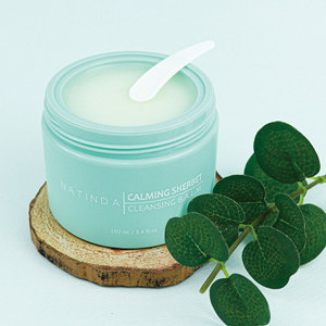 นาตินดา คาล์มมิ่ง เชอร์เบท คลีนซิ่ง บาล์ม ผลิตภัณฑ์ทำความสะอาดผิวหน้าสูตรล้ำลึก ผสมว่านหางจระเข้ เหมาะสำหรับทุกสภาพผิว - Product Image 6