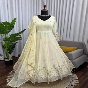 Conjunto Anarkali de Seda Elegante VASTRA COTTAGE con Pantalón de Algodón con Bordado de Lentejuelas y Dupatta Bordada, Ropa Festiva para Bodas para Mujer - Product Image 5