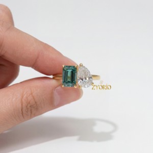 Bague de fiançailles moderne en or massif 14 carats avec diamant de laboratoire taille émeraude et poire de 3,12 carats, clarté VVS, design Toi et Moi, bijoux pour femme - Product Image 1