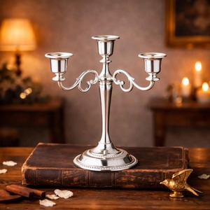 Candélabre de luxe en argent à trois bras pour la décoration de la maison, porte-bougie en métal durable - Product Image 1