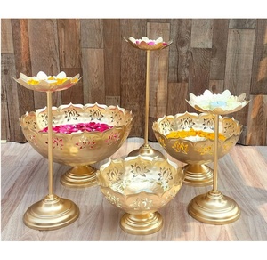 Soporte de Metal Dorado Duradero para Velas de Té con Forma de Flor de Loto, Base para Velas Rangoli, Centro de Mesa Floral Hecho a Mano para Bodas y Hogar - Product Image 1